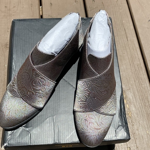 Very Volatile glossy silver floral cloth strap ankle booties size 6.5 - Picture 3 of 12
